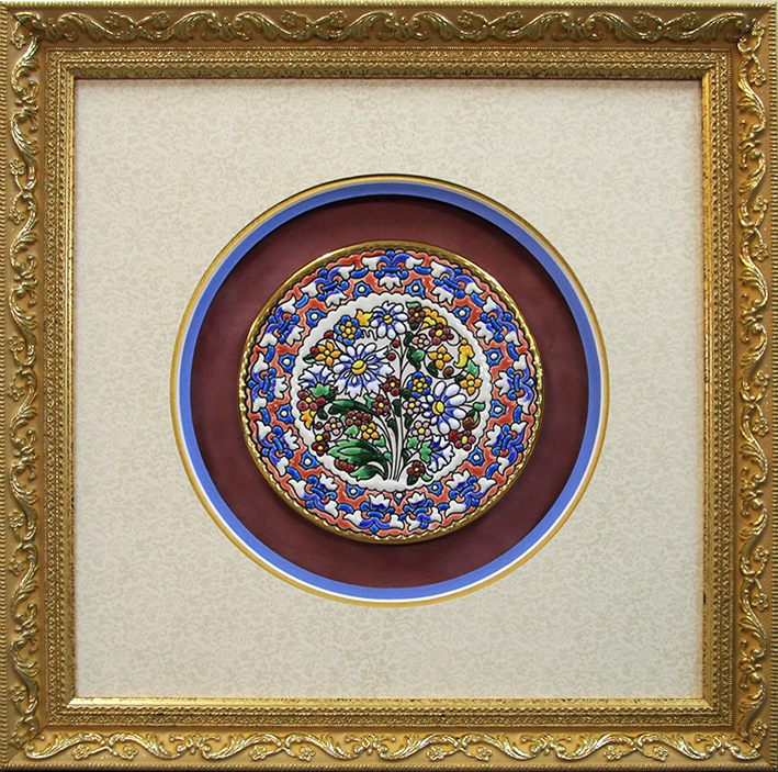 Канарская керамическая тарелка выполнена с применением многослойного паспарту разной фактуры с круглым вырезом и деревянной багетной рамы.
