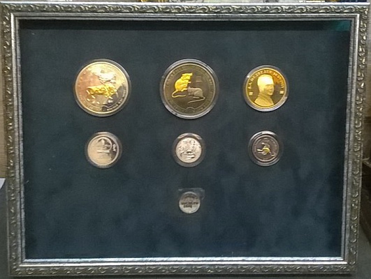 Коллекционные монеты, оформлены в коробку с открывающейся дверцей. Под музейным стеклом.