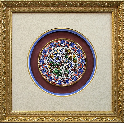 Канарская керамическая тарелка выполнена с применением многослойного паспарту разной фактуры с круглым вырезом и деревянной багетной рамы.