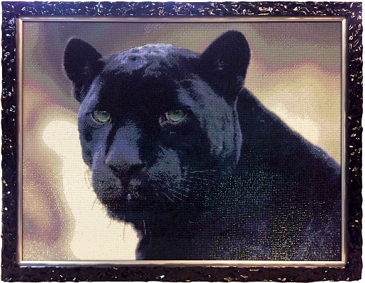 Алмазная вышивка "Черная пантера", оформленная в черный лакированный итальянский багет и серебристый слип, музейное стекло.