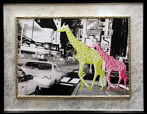 Постер "жирафы" оформлен в деревянную раму на серебрянном паспарту "паутинка". Вся работа заключена в пластиковую современную раму.