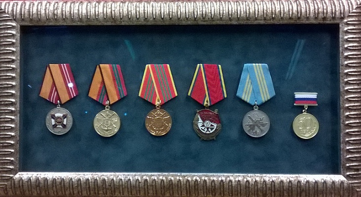 Ордена в "коробочке" на бархате, под музейным стеклом.